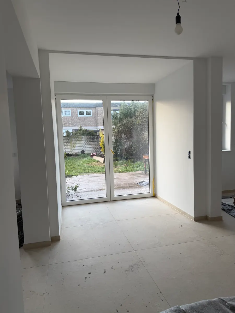 Raum mit neuer bodentiefer Terrassentür zum Garten