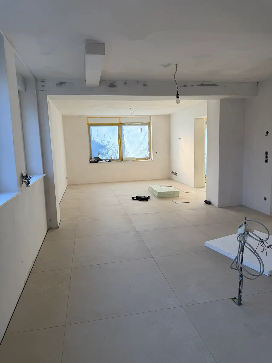 Großer offener Wohnbereich, Unterzug an der Decke sichtbar